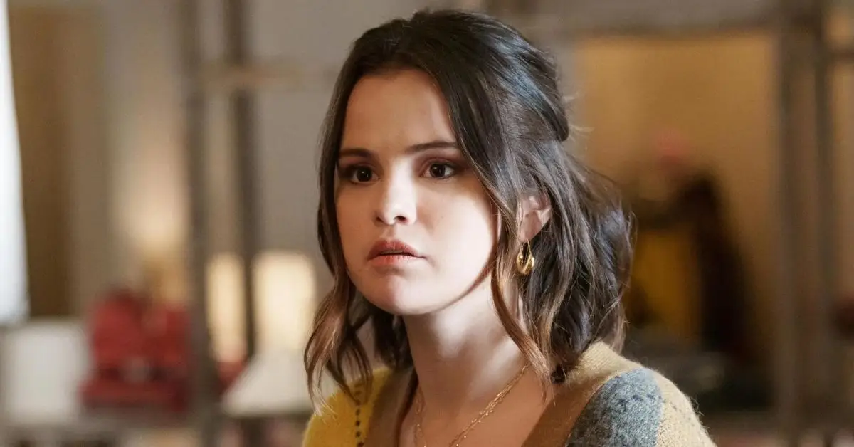 Selena Gomez jako Mabel Mora ve filmu Pouze vraždy v budově na Hulu