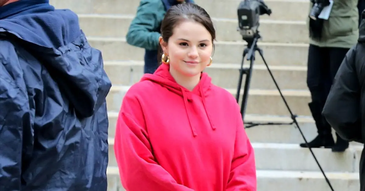 Selena Gomez v růžové mikině natáčí venku