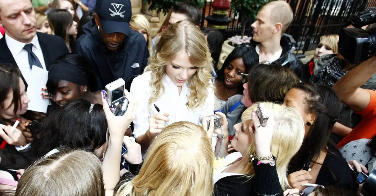 Taylor Swift signant autògrafs
