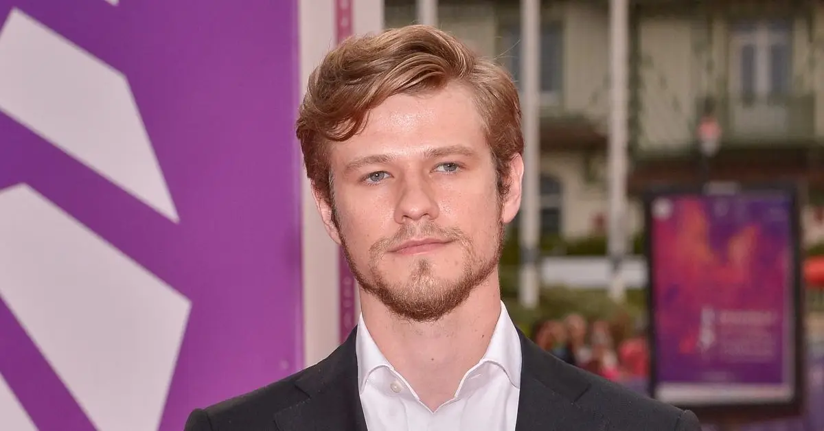 Lucas Till sul tappeto rosso