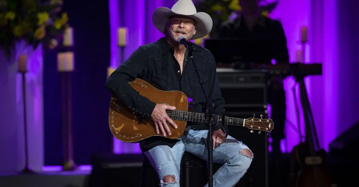 ロレッタ・リンの祝賀会でパフォーマンスを披露するアラン・ジャクソン