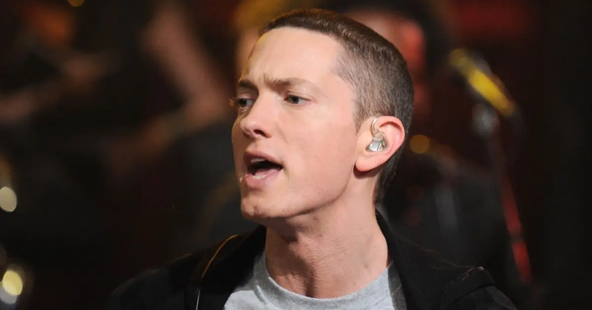 Eminem parece preocupado