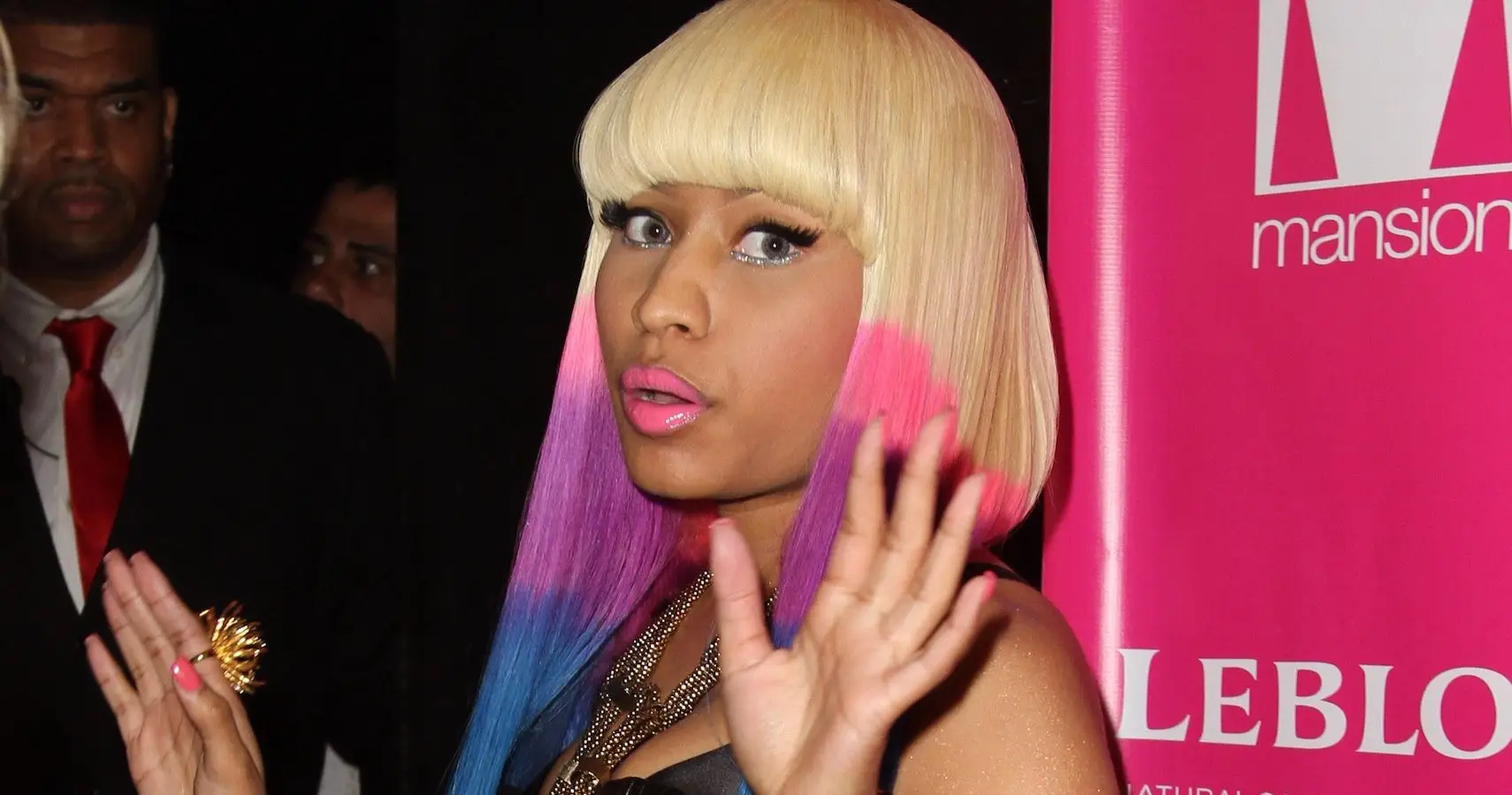 Nicki Minaj con los brazos en alto