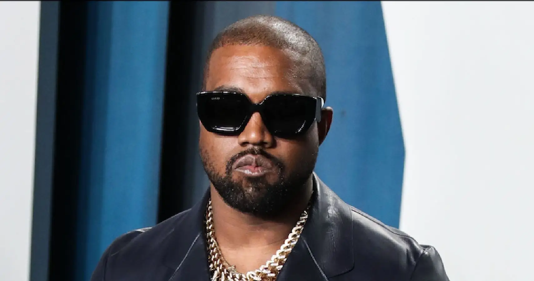 Kanye West con gafas de sol en la alfombra roja