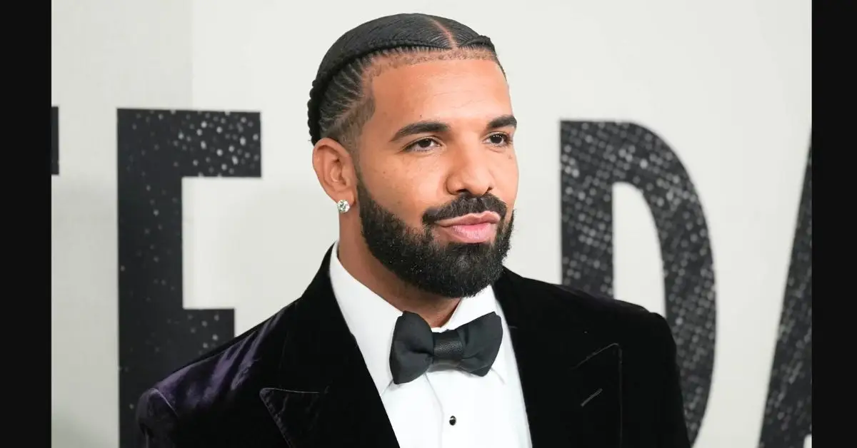 Drake vestindo um terno