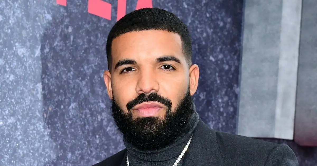 Drake parece sério