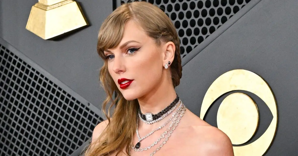 Taylor Swift posa em evento