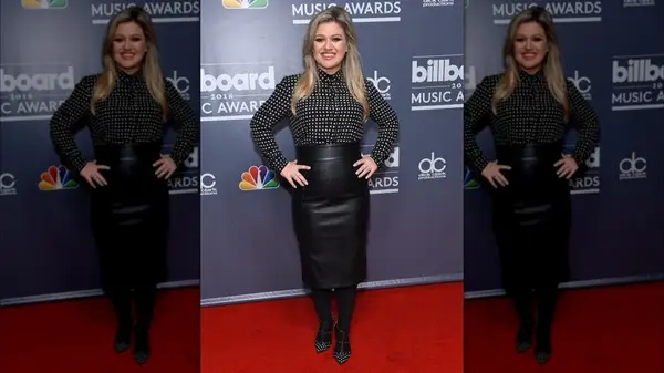 Kelly Clarkson on the red carpet in an all black outfit