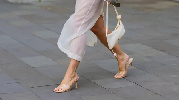 2025 년에 한 번 구식 힐 트렌드