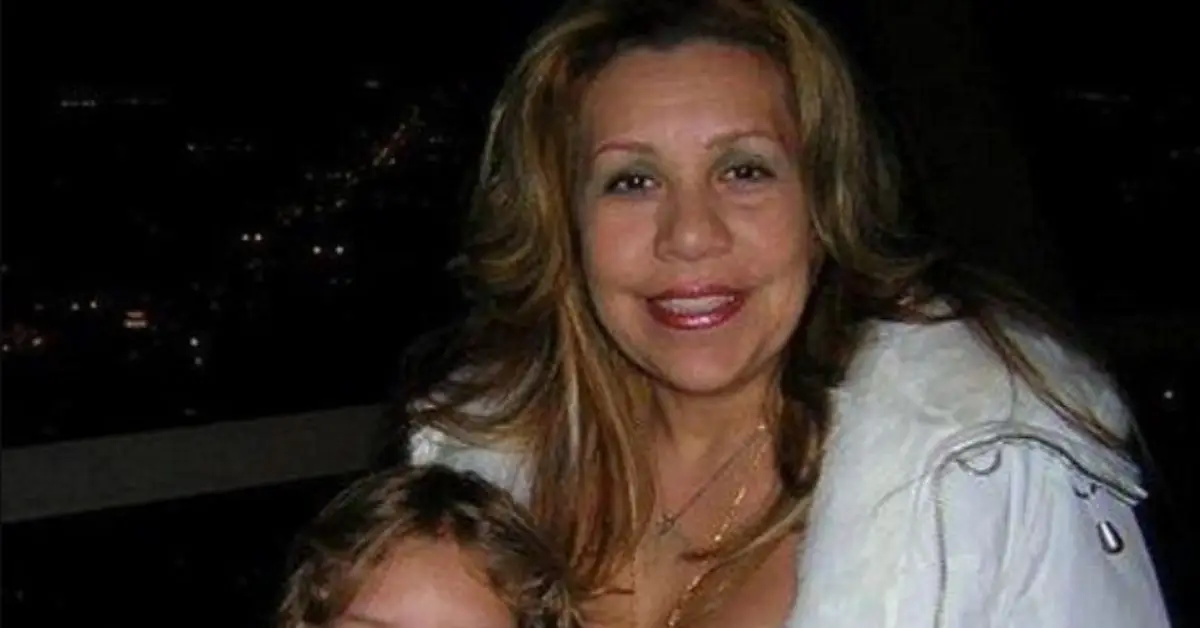 מילדרד באנה מצטלמת עם בנה הצעיר ג'וזף באנה