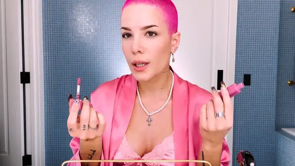 Halsey applying makeup
