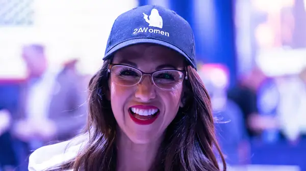 9 Lauren Boebert Outfits, ktoré sa zmestia priamo na koncert Kid Rock