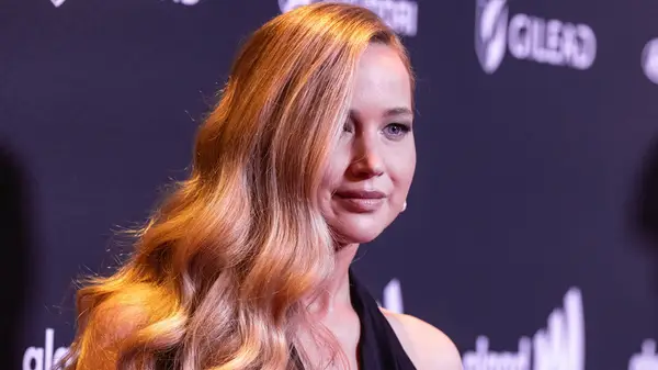 Jennifer Lawrence posing