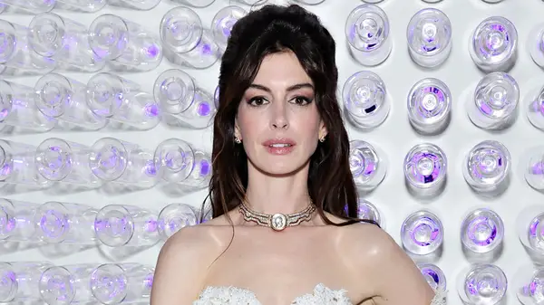 Anne Hathaway posing