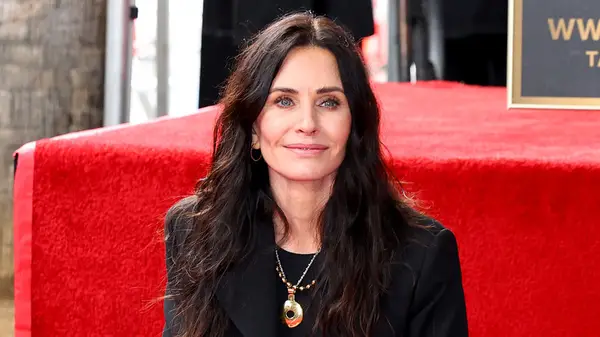 Courteney Cox posing