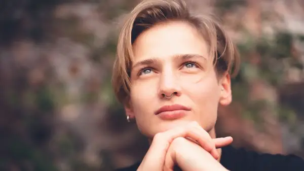 O que significa ser não -conforme de gênero (e como difere da não -binária)?