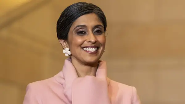 8 Trajes de Usha Vance que mostraron sus piernas asesinas