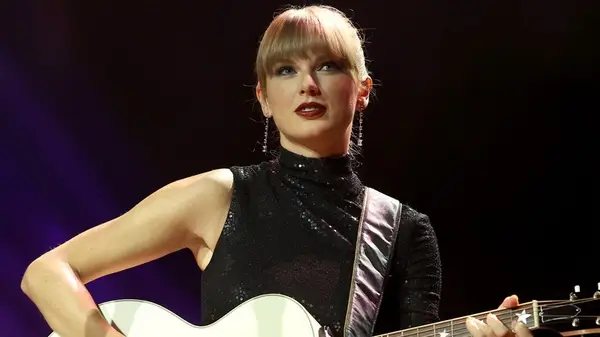 Taylor Swift with her guitar