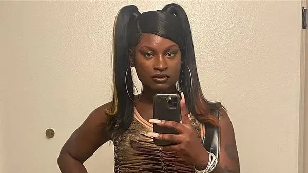 Pia Davis posing in the mirror