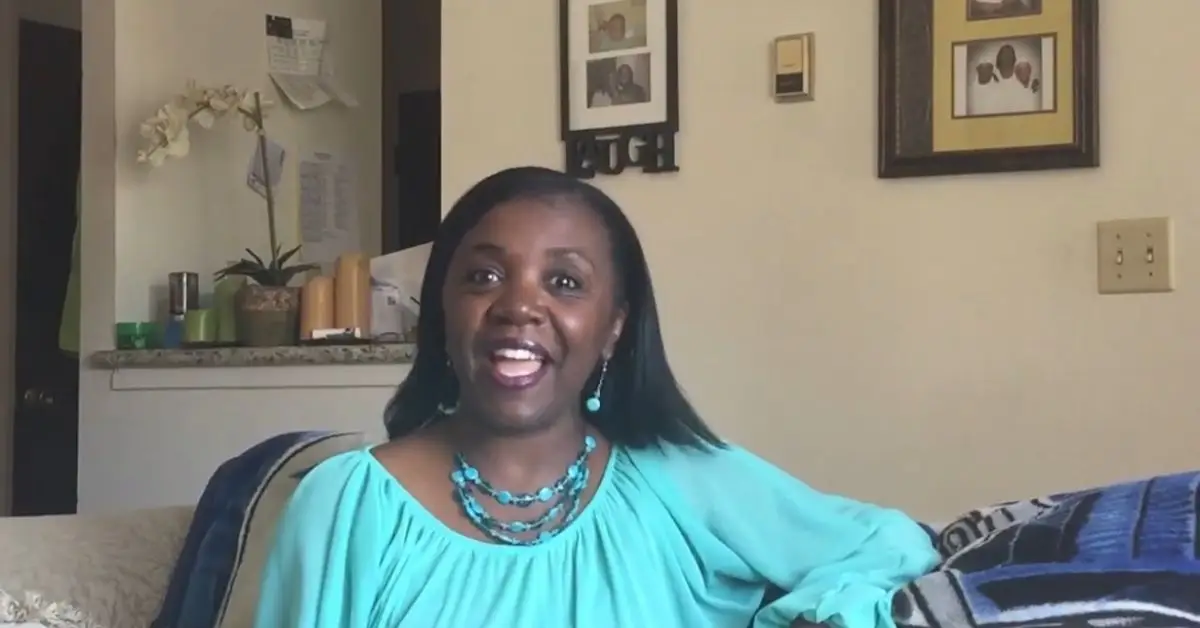 Vecepia Towery uśmiecha się