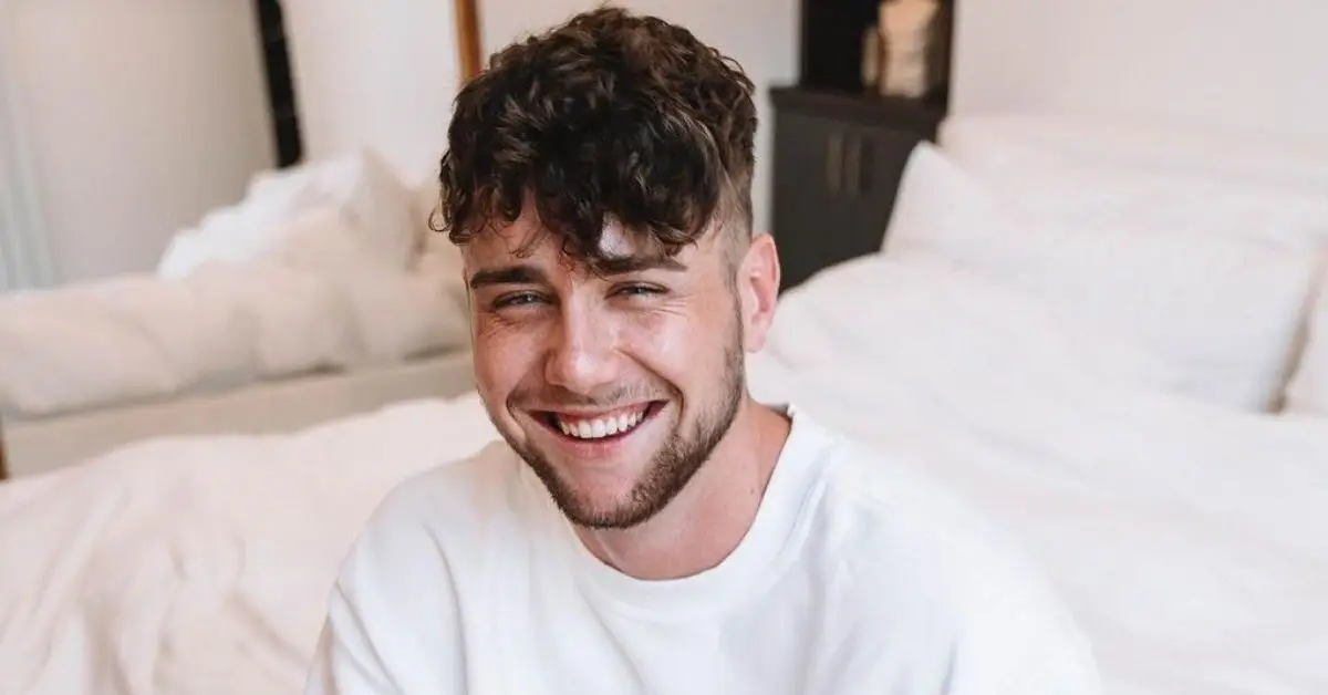 Harry Jowsey partage un sourire effronté