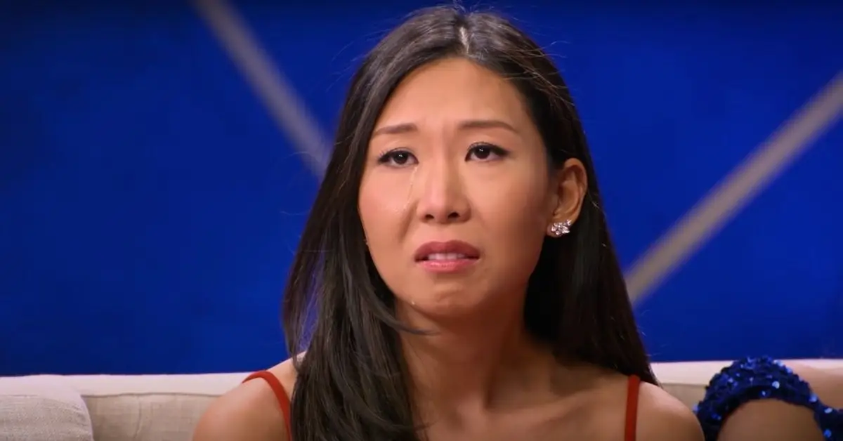 나탈리 리는 Love is Blind에서 울고 속상한 표정을 짓습니다.