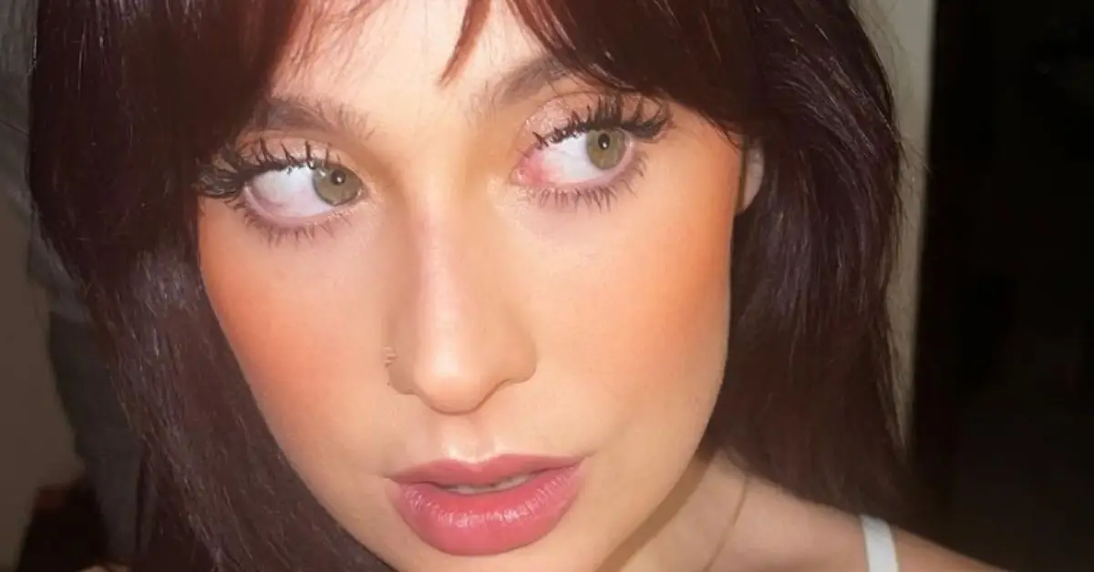 제시 팔코비치가 사진을 찍고 있다.