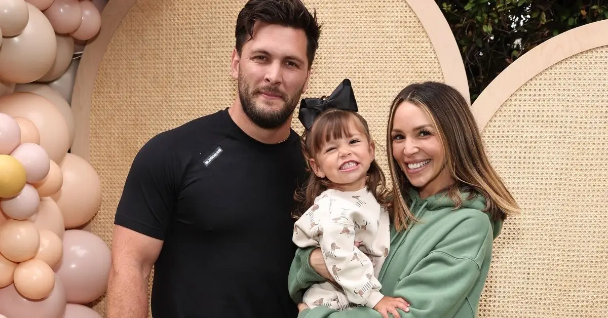 Brock Davies e Scheana Shay com sua filha