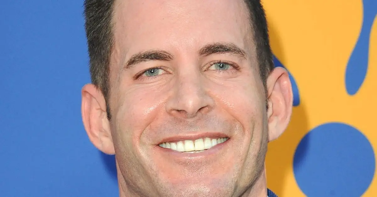 Tarek El Moussa sorridente per una foto