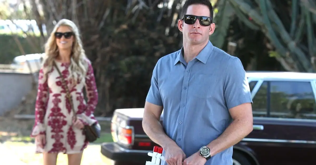 Christina Hall e Tarek El Moussa in piedi fuori