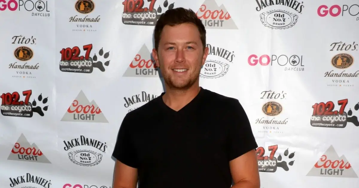 スコッティ・マクリーリーがレッドカーペットに登場