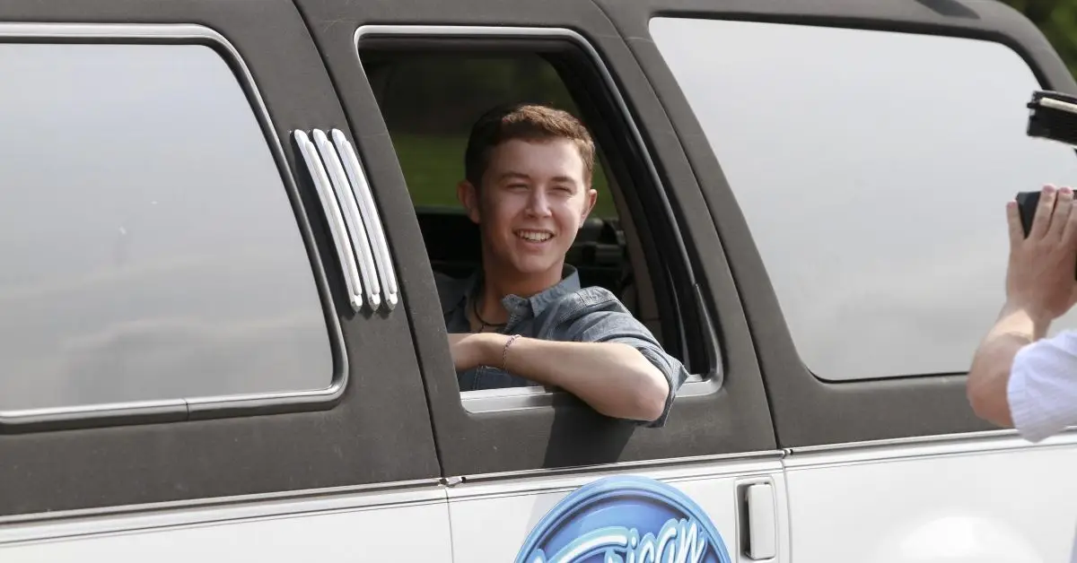 パフォーマンス後のスコッティ・マクリーリー