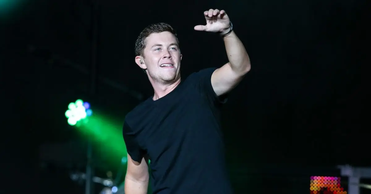 スコッティ・マクリーリーがレッドカーペットに登場