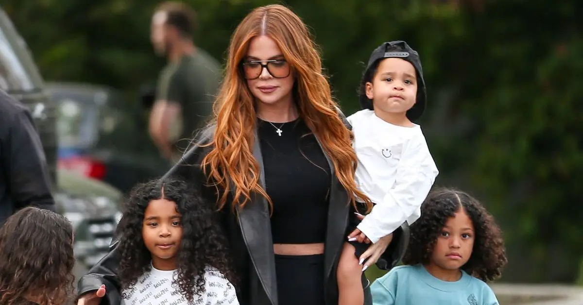 L'outfit da cowgirl di Khloé Kardashian criticato per essere in cerca di attenzione