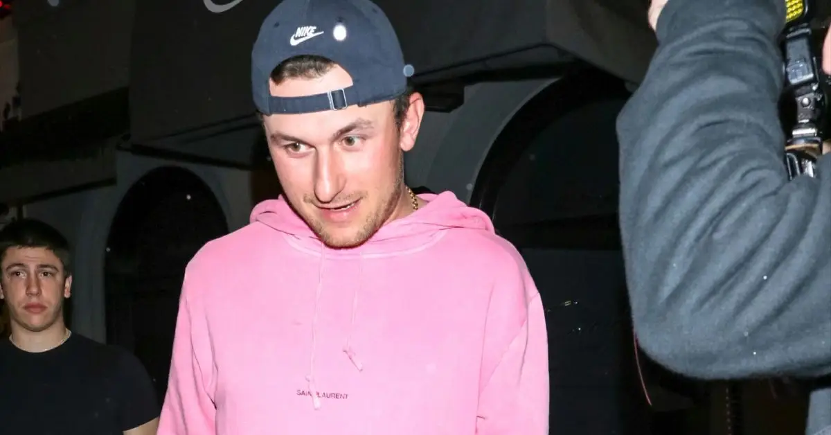 Johnny Manziel sieht ernst aus, als er durch eine Menschenmenge geht