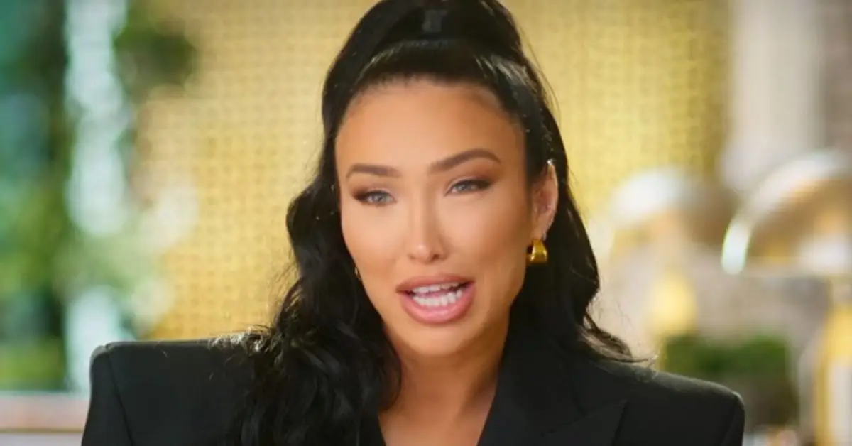 Bre Tiesi spricht bei Selling Sunset mit der Kamera