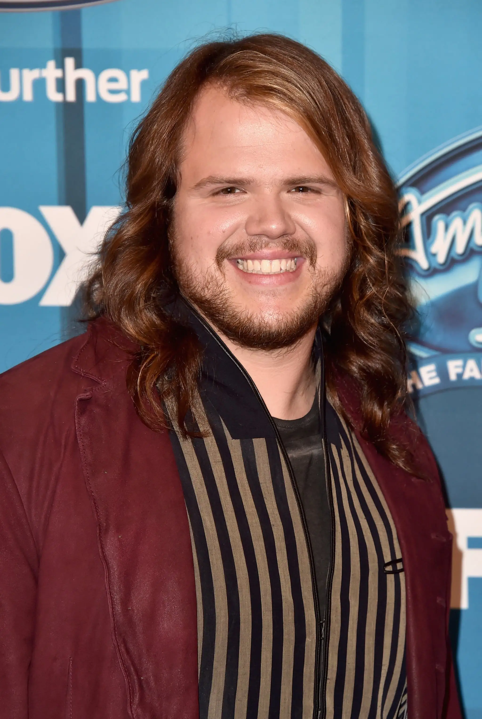 Caleb Johnson trägt eine kastanienbraune Lederjacke