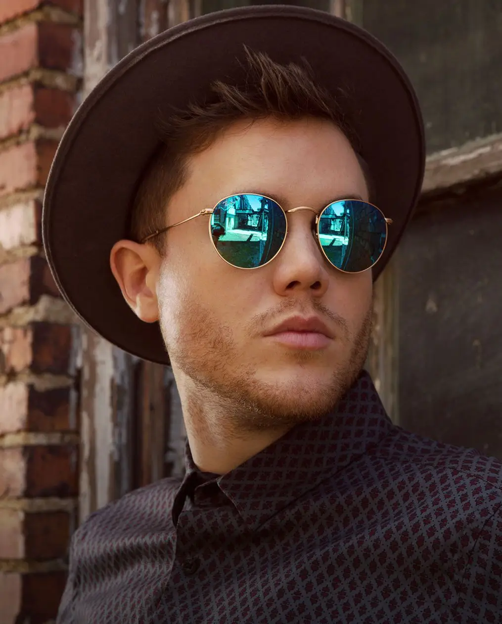 Trent Harmon trägt einen Fedora und eine Sonnenbrille