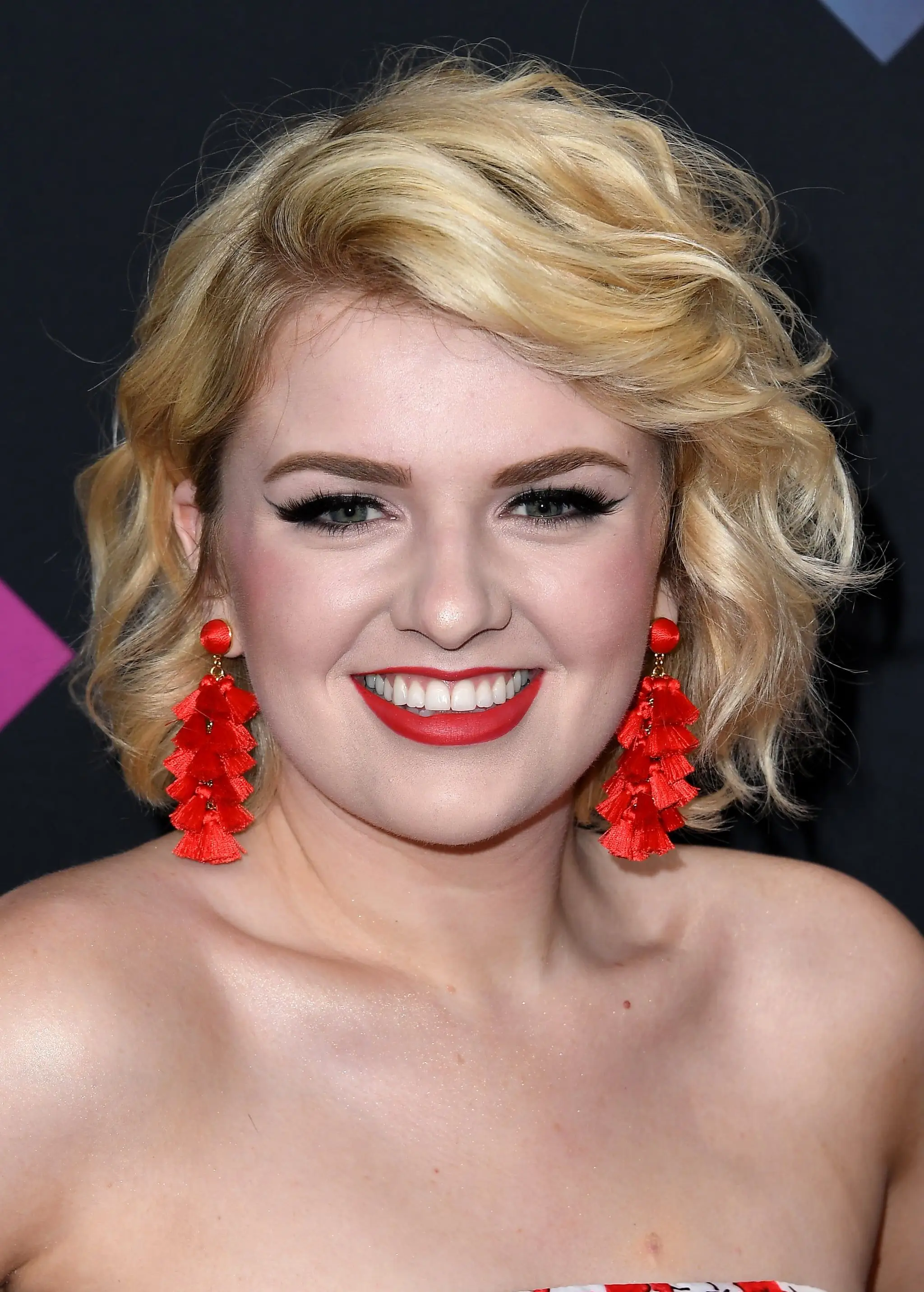 Maddie Poppe trägt rote Ohrringe