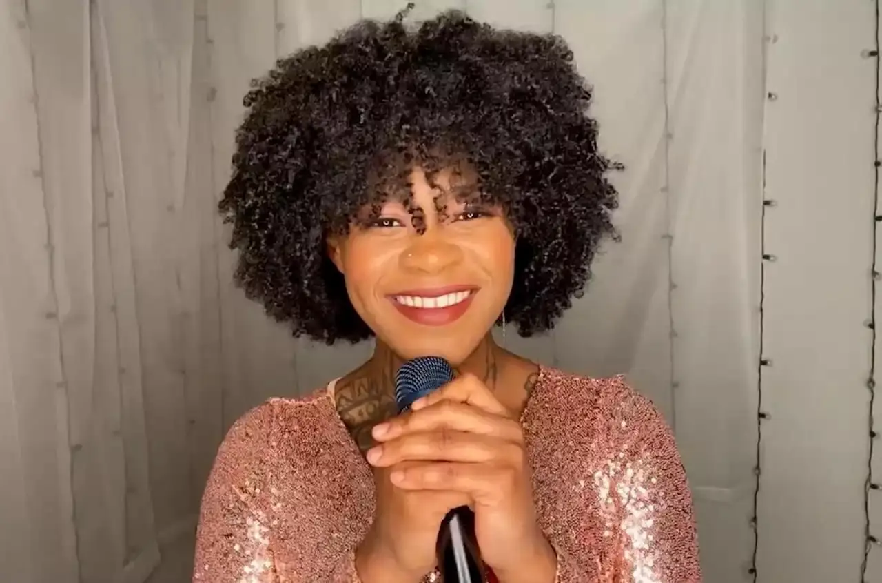 Nur Sam hält ein Mikrofon