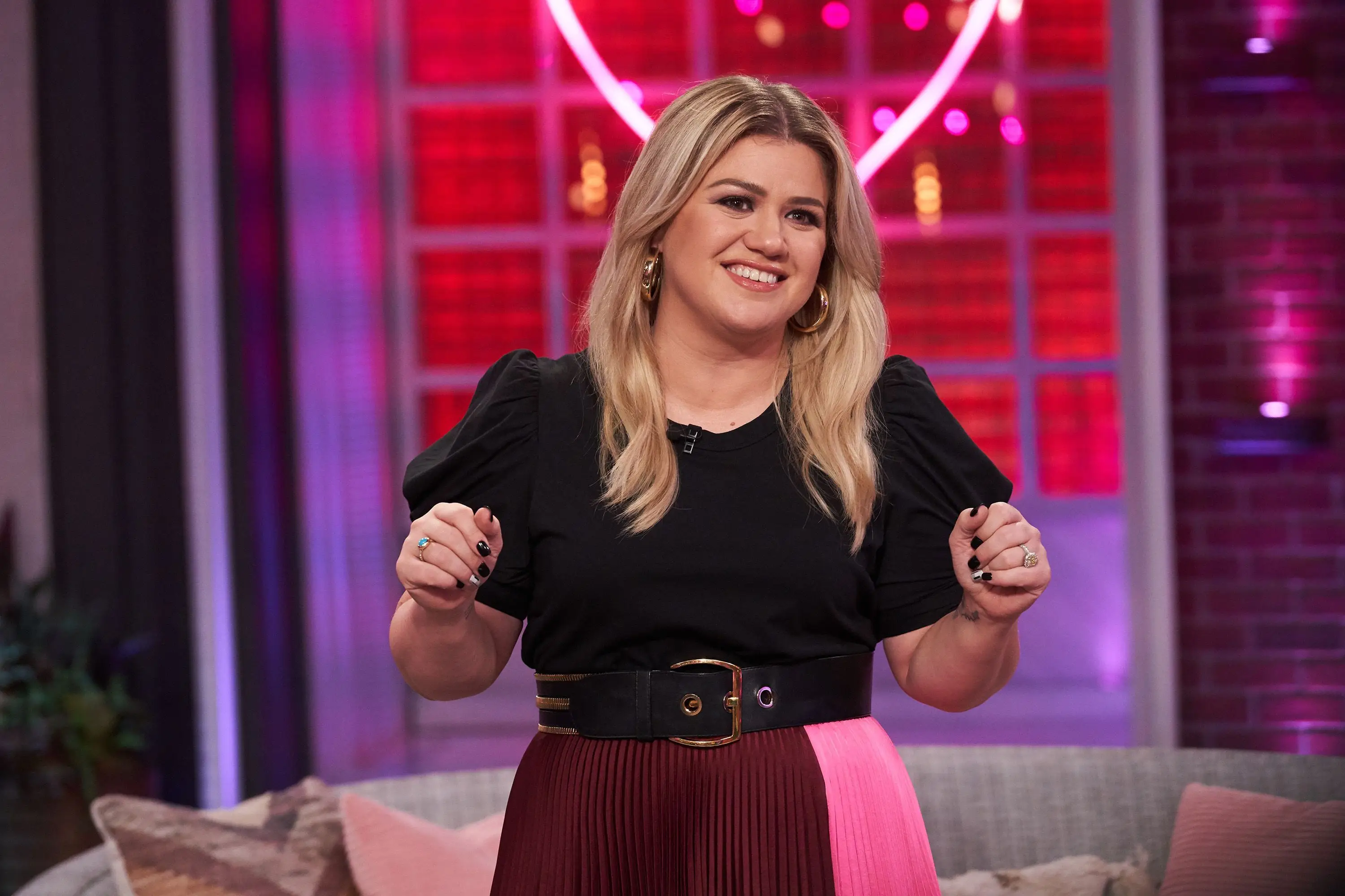 Kelly Clarkson trug eine schwarze Bluse gepaart mit einem zweifarbigen ausgestellten Rock