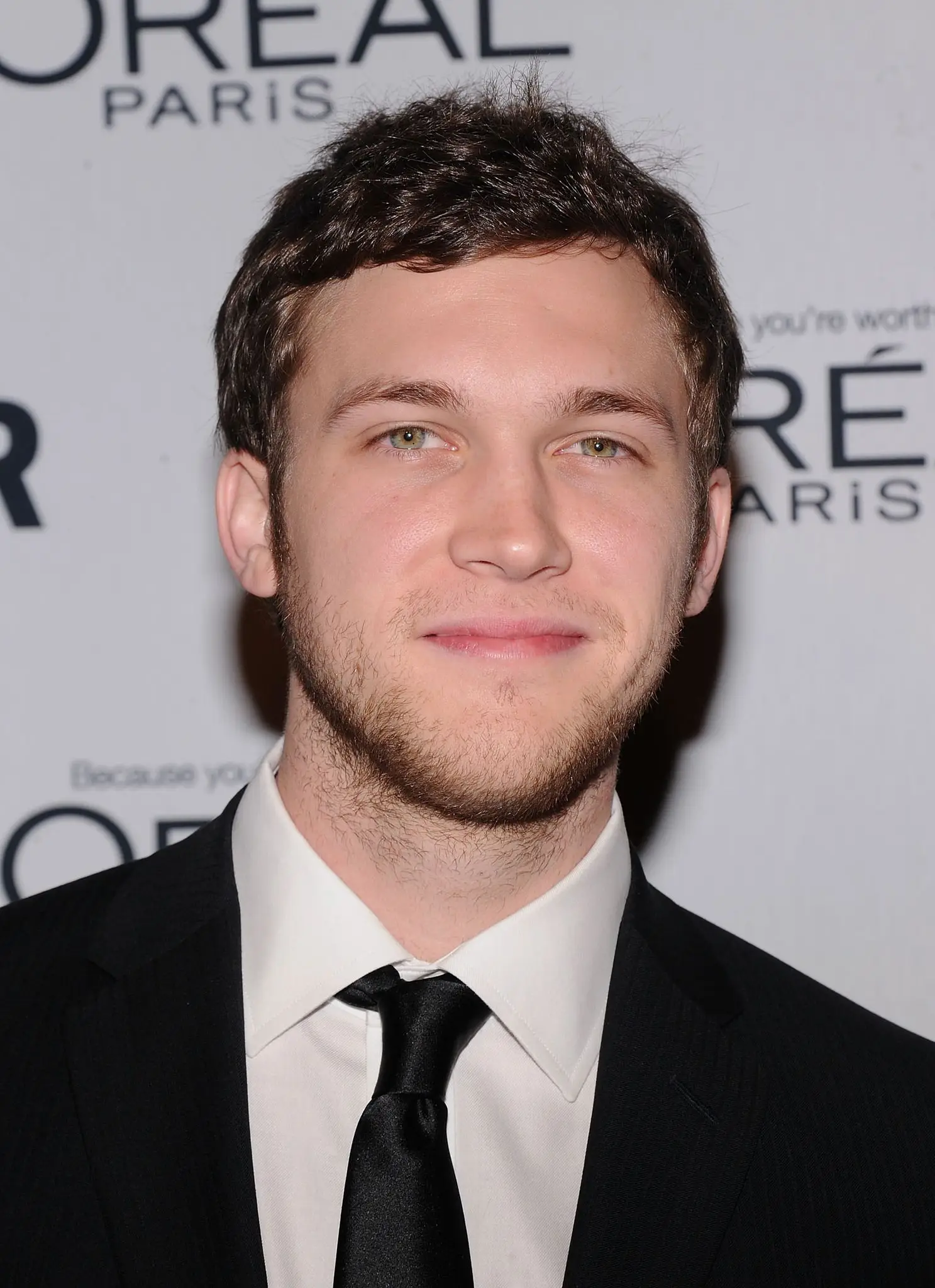 Phillip Phillips trägt ein weißes Hemd und eine schwarze Krawatte unter einem schwarzen Blazer