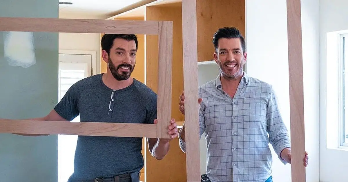 Drew et Jonathan Scott ont posé avec des cadres en bois rectangulaires lors de la rénovation
