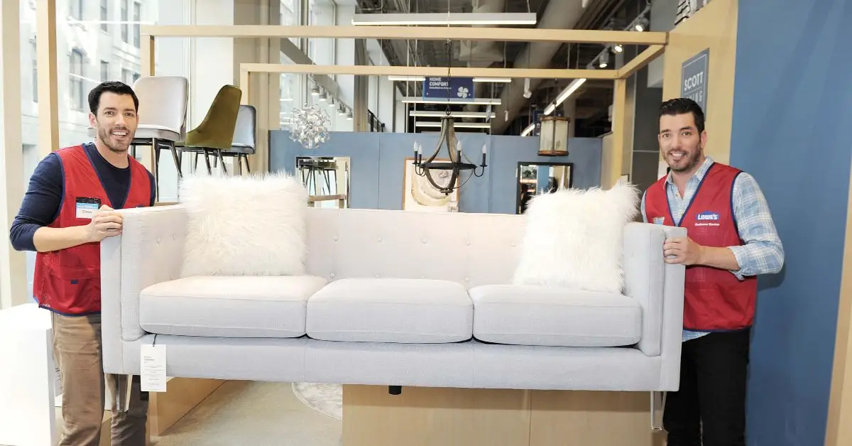Les Property Brothers portant un canapé