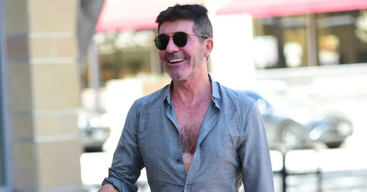 Simon Cowell souriant et debout dehors