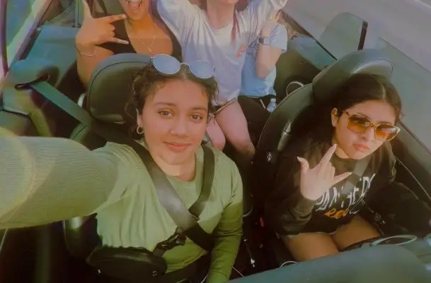 ויוי אן סלפי עם חברים