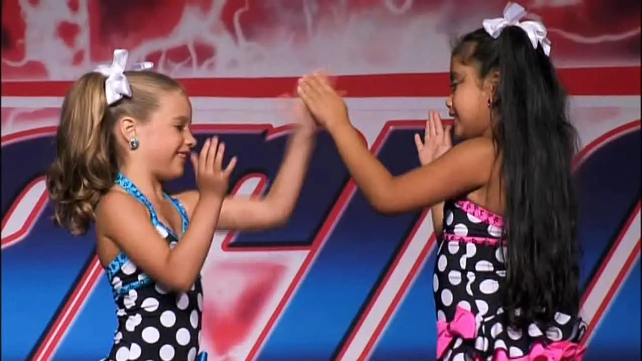 ויוי אן שטיין הפכה למעודדת ועוד 9 עובדות קטנות וידועות על כוכבת אמהות הריקוד לשעבר