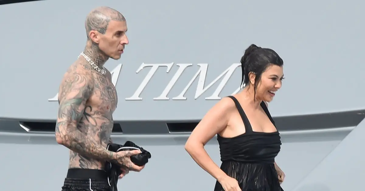 Travis Barker y Kourtney Kardashian en yate