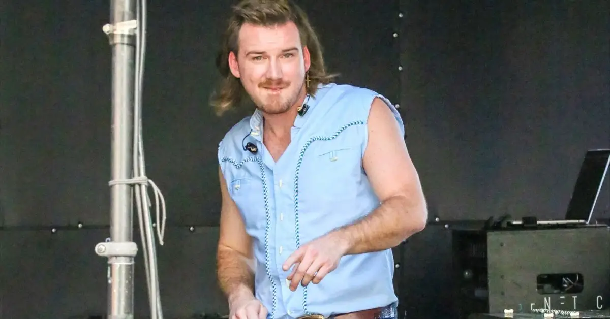 Morgan Wallen stojący na zewnątrz