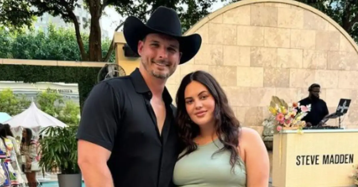 이 '사랑은 눈이 먼' 커플이 3주년을 맞아 리얼리티 TV 데이트가 때로는 승리한다는 사실을 입증했습니다.